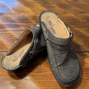 ALEGRIA Seville Peaceful Easy Clog. SIZE 37 (7.5).  Embossed Leather